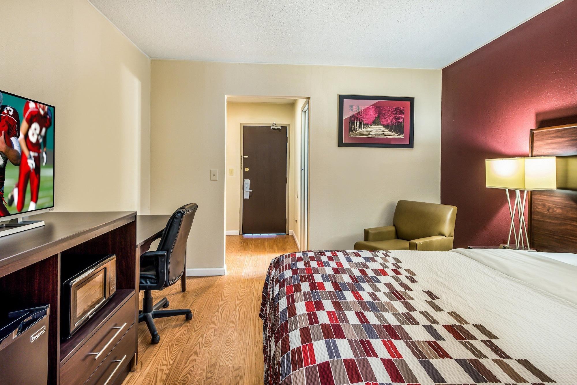 Red Roof Inn & Suites Wapakoneta Exterior photo